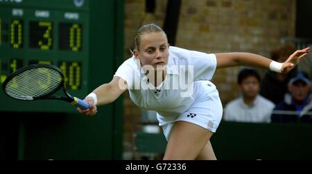 Jelena Dokic aus Serbien Montenegro, die in geraden Sätzen gegen die Argentinierin Gisela Dulko bei den Lawn Tennis Championships in Wimbledon, London, verloren hat Stockfoto