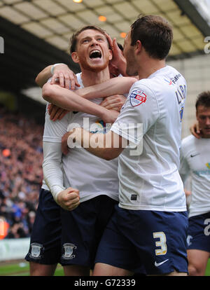 Joe Garner (Facing) von Preston North End feiert mit seinen Teamkollegen, nachdem er das Eröffnungstreffer des Spiels gegen Rotherham United erzielt hat. Stockfoto