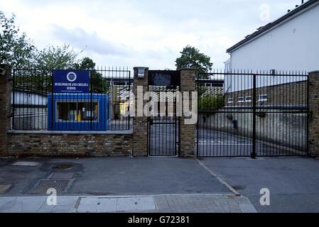 Die Hurlingham and Chelsea School in der Nähe der Szene, wo ein 15-jähriger Junge nach einem Kampf in der Straße in der Nähe der Hurlingham and Chelsea School in Fulham, West London, an diesem Nachmittag erstochen wurde. Drei Jugendliche, alle schwarz, rannten von der Szene, sagte die Polizei. Das Opfer wurde in das nahe gelegene Chelsea und Westminster Hospital gebracht, wurde aber kurz nach der Ankunft als tot bestätigt. Scotland Yard sagte Offiziere glauben, dass sie den Namen des toten Jungen kennen, aber warten auf die formale Identifizierung durch seine Familie. Ein post mortem muss noch eingeplant werden. Stockfoto