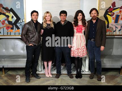 Oscar Isaac, Kirsten Dunst, Hossein Amini, Daisy Bevan und Viggo Mortensen bei einer Fotoaufnahme für den Film die zwei Gesichter des Januars im Corinthia Hotel in London vor seiner UK-Premiere an diesem Abend. Stockfoto