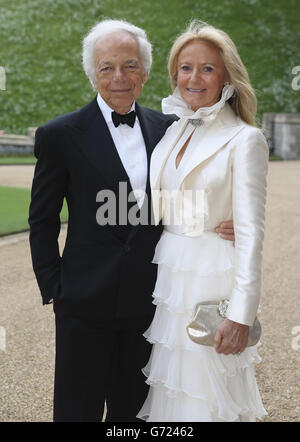 Ralph Lauren und Ricky Anne Loew-Beer kommen zu einem Abendessen, um das Werk des Royal Marsden zu feiern, das vom Herzog von Cambridge im Windsor Castle veranstaltet wird. Stockfoto