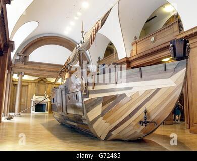 Eine Galeone, die vollständig aus Schrottmöbeln in der Saatchi Gallery, County Hall, London, hergestellt wurde. Mit einem Ruder aus einem alten Erdnusstablett, der Kabine aus einem antiken Schreibtisch und der Bootsstruktur aus viktorianischen Anrichte und Art déco-Schränken verbrachte der zeitgenössische britische Künstler Brian Griffiths Monate damit, Sprünge und Märkte für seine Kreation zu durchforsten, die Charles Saatchi für 28,000 Pfund gekauft hatte. Stockfoto