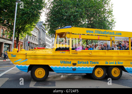 Touristen machen Sie eine Tour mit einem Amphibienfahrzeug Viking in den Straßen von Zentrum von Dublin Stockfoto