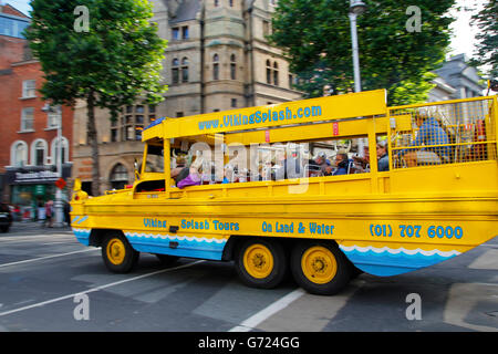 Touristen machen Sie eine Tour mit einem Amphibienfahrzeug Viking in den Straßen von Zentrum von Dublin Stockfoto