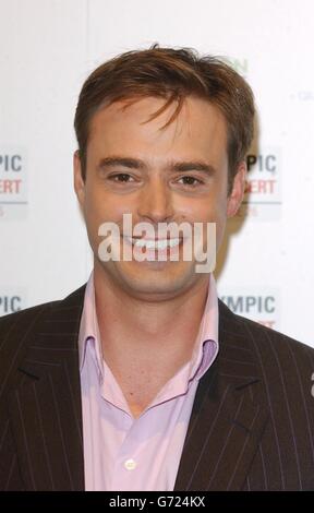 Jamie Theakston posiert für Fotografen backstage beim Olympic Fackel Concert in the Mall, Central London, einem kostenlosen Konzert, das von Visit London und der Greater London Authority organisiert wird, um die Ankunft der olympischen Fackel in London zu feiern. Stockfoto