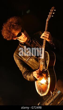 Black Rebel Motorcycle Club treten live auf der anderen Bühne während des Glastonbury Festivals auf, das auf der Worthy Farm in Pilton, Somerset, stattfindet. Stockfoto