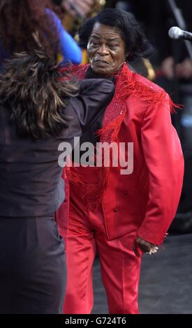 Soul-Legende James Brown spielt live auf der Bühne beim Olympic Fackel Concert in der Mall im Zentrum von London, einem kostenlosen Konzert, das von Visit London organisiert wird. Stockfoto