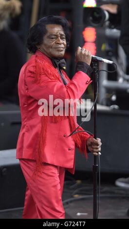 Soul-Legende James Brown spielt live auf der Bühne beim Olympic Fackel Concert in der Mall im Zentrum von London, einem kostenlosen Konzert, das von Visit London organisiert wird. Stockfoto