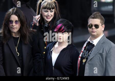 (Von links nach rechts) Ozzy Osbourne und seine Kinder Aimee, Kelly und Jack beim Olympischen Fackellaufkonzert in der Mall im Zentrum von London, einem kostenlosen Konzert, das von Visit London organisiert wird. Stockfoto