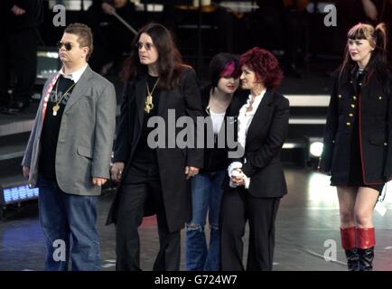 (Von links nach rechts) Jack, Ozzy, Kelly, Sharon und Aimee Osbourne auf der Bühne beim Olympic Fackel Concert in the Mall, Central London ein kostenloses Konzert, das von Visit London organisiert wird. Stockfoto