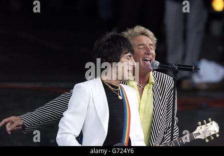 Rollling Stone Gitarrist Ronnie Wood (links) tritt mit Rod Stewart live auf der Bühne beim Olympic Torch Concert in the Mall, Central London, ein kostenloses Konzert organisiert von Visit London. Stockfoto