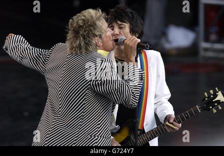 Rollling Stone Gitarrist Ronnie Wood (rechts) tritt mit Rod Stewart live auf der Bühne beim Olympic Torch Concert in the Mall, Central London, ein kostenloses Konzert organisiert von Visit London. Stockfoto