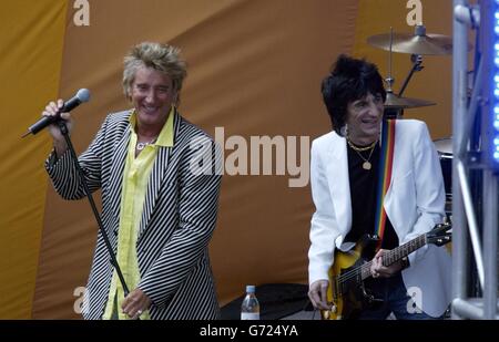 Rollling Stone Gitarrist Ronnie Wood (rechts) tritt mit Rod Stewart live auf der Bühne beim Olympic Torch Concert in the Mall, Central London, ein kostenloses Konzert organisiert von Visit London. Stockfoto