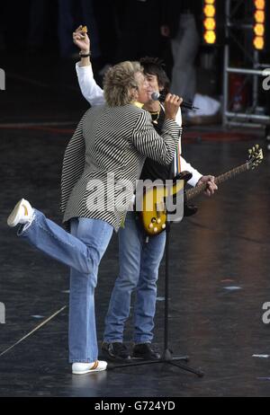 Rollling Stone Gitarrist Ronnie Wood (rechts) tritt mit Rod Stewart live auf der Bühne beim Olympic Torch Concert in the Mall, Central London, ein kostenloses Konzert organisiert von Visit London. Stockfoto