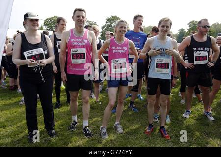 Kate (Mitte) und Gerry (zweite links) McCann beim Start des Missing People Charity Run auf Clapham Common, London. Stockfoto