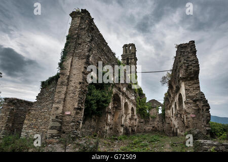 Ehemaligen Franziskanerkloster von Orezza, Ruinen der zerstörten Kirche vor bewölkten Himmel, Valle di Rostino, Haute-Corse Stockfoto