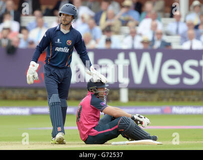 Essex's James Foster (links) erkennt Middlesex's Dawid Malan an, nachdem er während des NatWest T20 Blast, South Division Spiels auf Lord's Cricket Ground, London, seinen Fuß verloren hatte. Stockfoto