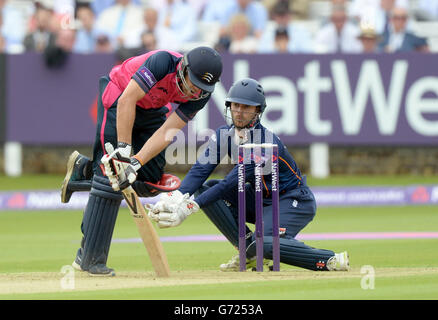 Essex's James Foster (rechts) sieht zu, als Middlesex's Dawid Malan während des NatWest T20 Blast, South Division Spiels auf Lord's Cricket Ground, London, seinen Fuß verliert. Stockfoto