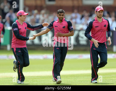 Middlesex's Ravi Patel (Mitte) feiert die Aufnahme des Wickels von Essex's Jesse Ryder (nicht abgebildet) während des NatWest T20 Blast, South Division Spiels auf Lord's Cricket Ground, London. Stockfoto