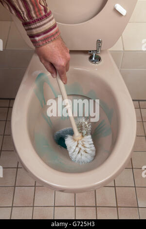 Reinigung WC Mann Stockfoto
