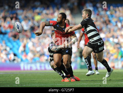 Tony Puletua von Salford Red Devils lässt den Ball unter Druck von Kevin Brown von Widnes Vikings (links) und Rhys Hanbury während des ersten „Utility Super League Magic Weekend“-Spiels im Etihad Stadium, Manchester, frei. Stockfoto