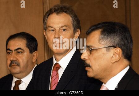 Premierminister Tony Blair (Mitte) hält eine Pressekonferenz mit dem irakischen Außenminister Hoshyar Zebari (links) und dem irakischen Verteidigungsminister Hazim al-Shalan ab, nachdem er mit ihnen auf dem NATO-Gipfel in Istanbul Gespräche geführt hat. Die von den USA geführte Koalition hat die Souveränität an eine irakische Übergangsregierung in Bagdad übertragen und den Schritt um zwei Tage beschleunigt, um die Aufständischen zu überraschen, die möglicherweise versucht haben, den Schritt zur Selbstverwaltung zu sabotieren. Stockfoto