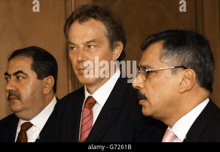 Premierminister Tony Blair (Mitte) hält eine Pressekonferenz mit dem irakischen Außenminister Hoshyar Zebari (links) und dem irakischen Verteidigungsminister Hazim al-Shalan ab, nachdem er mit ihnen auf dem NATO-Gipfel in Istanbul Gespräche geführt hat. Die von den USA geführte Koalition hat die Souveränität an eine irakische Übergangsregierung in Bagdad übertragen und den Schritt um zwei Tage beschleunigt, um die Aufständischen zu überraschen, die möglicherweise versucht haben, den Schritt zur Selbstverwaltung zu sabotieren. Stockfoto