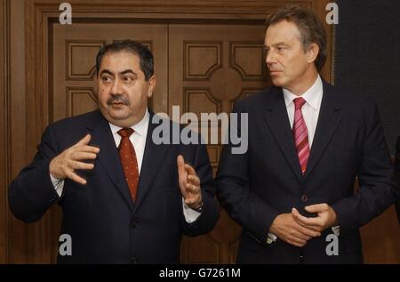 Premierminister Tony Blair hält beim NATO-Gipfel in Istanbul eine Pressekonferenz mit dem irakischen Außenminister Hoshyar Zebari (links) ab. Die von den USA geführte Koalition hat die Souveränität einer irakischen Übergangsregierung in Bagdad am Montag übertragen und den Schritt um zwei Tage beschleunigt, um die Aufständischen zu überraschen, die möglicherweise versucht haben, den Schritt zur Selbstverwaltung zu sabotieren. Stockfoto