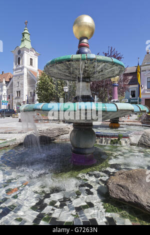 Hundertwasser-Brunnen und dem Rathaus in den wichtigsten Platz von Zwettl, Waldviertler Region, Österreich, Niederösterreich, Österreich, Europa Stockfoto