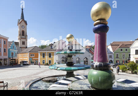 Hundertwasser-Brunnen in den wichtigsten Platz von Zwettl, Waldviertler Region, Österreich, Niederösterreich, Stockfoto