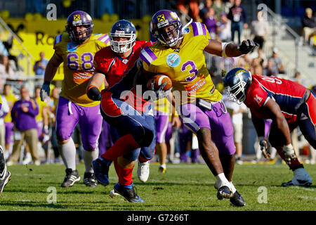 American Football, RB Tony Hunt, Nr. 3 der Wikinger, läuft mit dem Ball; die Vienna Vikings gewinnen das Spiel gegen die Stockfoto