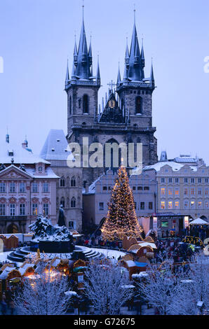 Teynkirche, Týnský Chrám, Weihnachtsmarkt auf dem Altstädter Ring, Dämmerung, Prag, Tschechische Republik, Europa Stockfoto