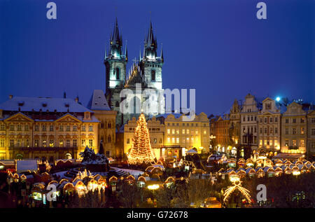 Teynkirche, Týnský Chrám, Weihnachtsmarkt auf dem Altstädter Ring, Dämmerung, Prag, Tschechische Republik, Europa Stockfoto