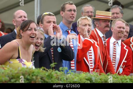 Die Zuschauer jubeln den Mannschaften bei der Henley Royal Regatta zu Stockfoto