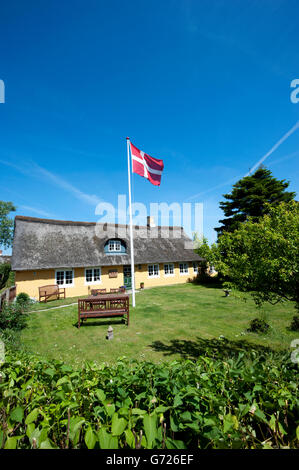 Haus und dänische Flagge in Sonderho, Fano Island, Dänemark, Skandinavien, Europa Stockfoto