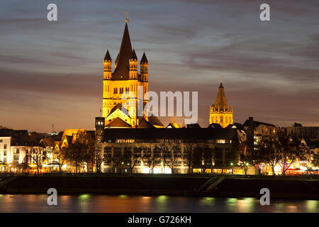 Bank des Rheins mit Gross St. Martin-Kirche und der Turm des Rathauses, Köln, Rheinland, Nordrhein-Westfalen Stockfoto