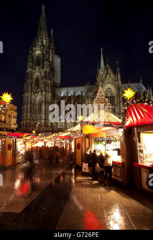 Weihnachtsmarkt vor dem Kölner Dom, Domplatte Quadrat, Köln, Rheinland, Nordrhein-Westfalen Stockfoto