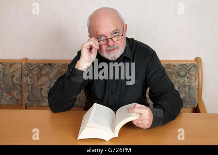 Senioren, die ein Buch zu lesen Stockfoto