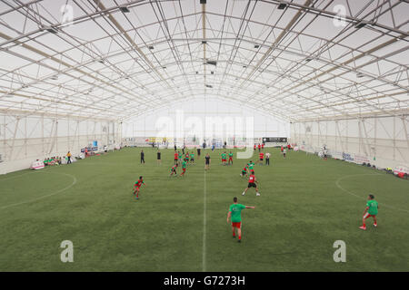 Fußball - StreetGames Fußball Pools Fives - Cardiff. Action von den StreetGames Fußballpools Fives im House of Sport, Cardiff. Stockfoto