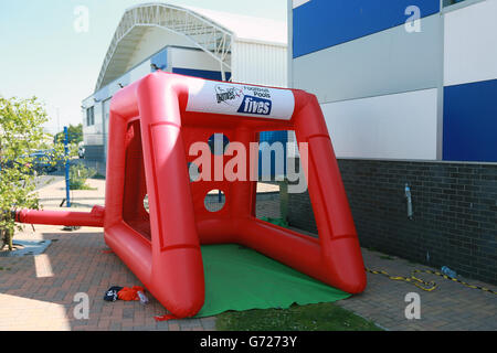 Fußball - StreetGames Fußball Pools Fives - Cardiff. Eine allgemeine Sicht auf das Branding während der Cardiff Street Games im House of Sport Cardiff. Stockfoto