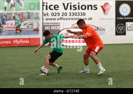 Action von den StreetGames Fußballpools Fives im House of Sport, Cardiff. Stockfoto