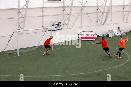 Action von den StreetGames Fußballpools Fives im House of Sport, Cardiff. Stockfoto