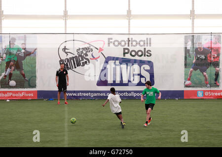 Action von den StreetGames Fußballpools Fives im House of Sport, Cardiff. Stockfoto