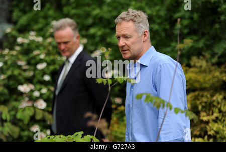 Rory Bremner schaut sich den Brewin Dolphin Garten an der RHS Chelsea Flower Show, im Royal Hospital in Chelsea, London. Stockfoto