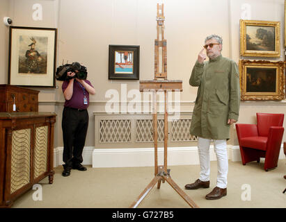 Der Maler Jack Vettriano in den Bonhams in Edinburgh steht neben seiner Winsor und Newton Staffelei, auf der seine frühen Werke gemalt wurden, die Teil eines Verkaufs seines Besitzes ist, der am Donnerstag vom Auktionshaus gehalten wird. Stockfoto