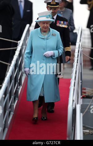 Queen Elizabeth II verlässt die HMS Lancaster in Portsmouth, Hampshire, nachdem sie das Royal Naval Schiff besucht hat. Stockfoto