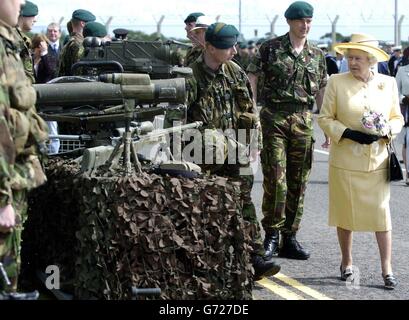 Ihre Majestät, die Königin, begleitet Oberstleutn Tim Bevis (kommandierender Offizier der 45 Commando Unit (zweiter rechts)), zeigt die Ausrüstung, die von der 45 Commando Unit beim Besuch der Royal Marines Condor Base in Arbroath verwendet wurde. Stockfoto