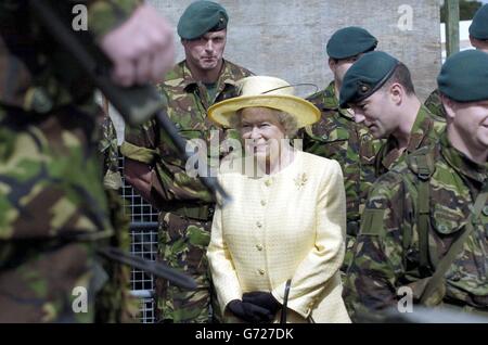 Ihre Majestät die Königin begleitet LT. Col. Tim Bevis (Kommandant der 45 Commando Unit (zweite rechts) Ansichten Ausrüstung von 45 Commando Einheit verwendet, während der Besuch Royal Marines Condor Base in Arbroath. Stockfoto