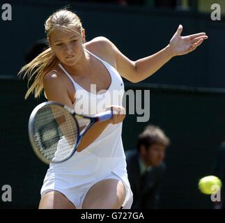 Maria Sharapova aus Russland im Einsatz gegen Lindsay Davenport aus den USA im Halbfinale des Ladies-Singles-Turniers der Lawn Tennis Championships in Wimbledon, London. 03/07/04: Teenager-Sensation Maria Sharapova ist Bieten für Wimbledon Ruhm, als sie sich darauf vorbereitet, Serena Williams im Frauen-Finale zu spielen. Die 17-jährige russische Schönheit hat die Fantasie der Massen bei der SW19 mit ihrem model-Look und kraftvollem Schlagen in ihren Bann geschlagen. NUR FÜR REDAKTIONELLE ZWECKE, KEINE VERWENDUNG VON MOBILTELEFONEN. Stockfoto