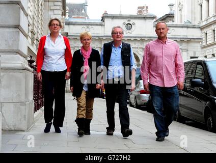 (Von links) Cressida Goslin, Ehefrau von Paul Goslin, Gloria Hamlet, Freundin von Steve Warren, Graham Male, Vater von James und David Bridge, Vater von Andrew, Ankunft im Außenministerium und im Commonwealth-Büro, um den Abgeordneten Hugh Robertson zu treffen, da die US-Küstenwache bestätigt hat, dass sie die Suche nach den vier vermissten britischen Seeleuten, deren Yacht Cheeki Rafiki im Atlantischen Ozean kenterte, wieder aufgenommen hat. Stockfoto